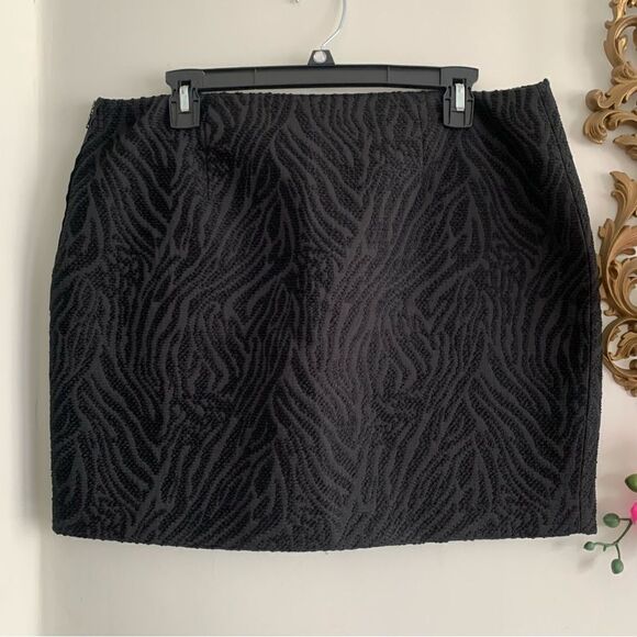 TAHARI MINI SKIRT - Picture 4 of 12